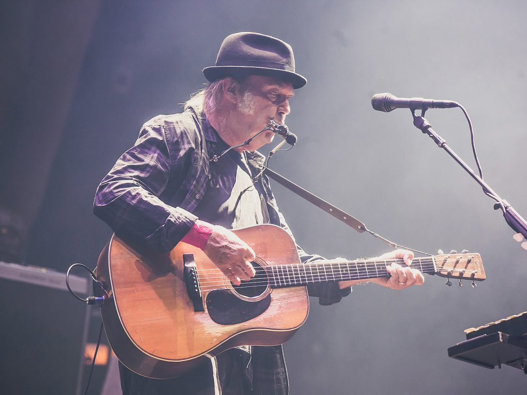 Spotify Hapus Lagu Neil Young Setelah Dia Mengeluh